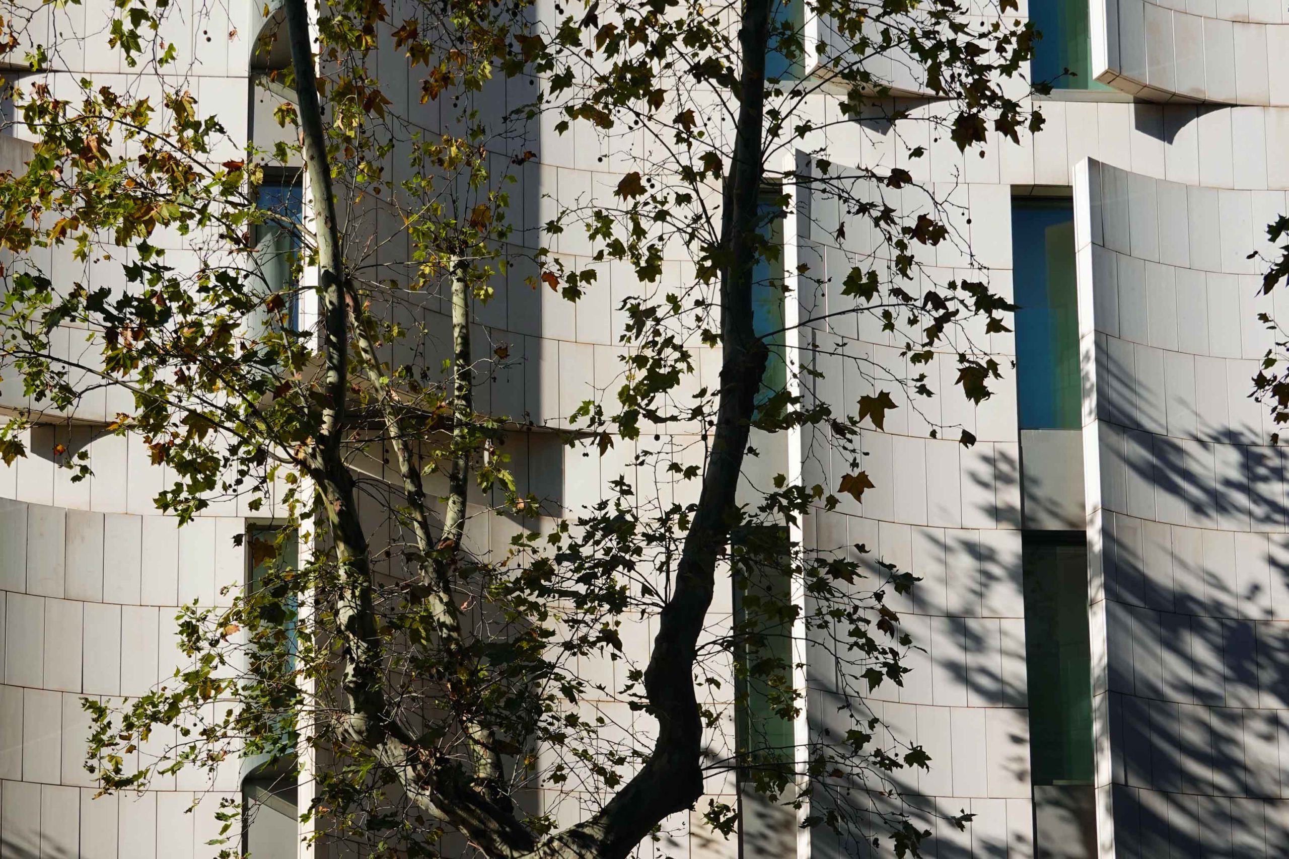 the curved façade of the Sir Victor Hotel, Barcelona